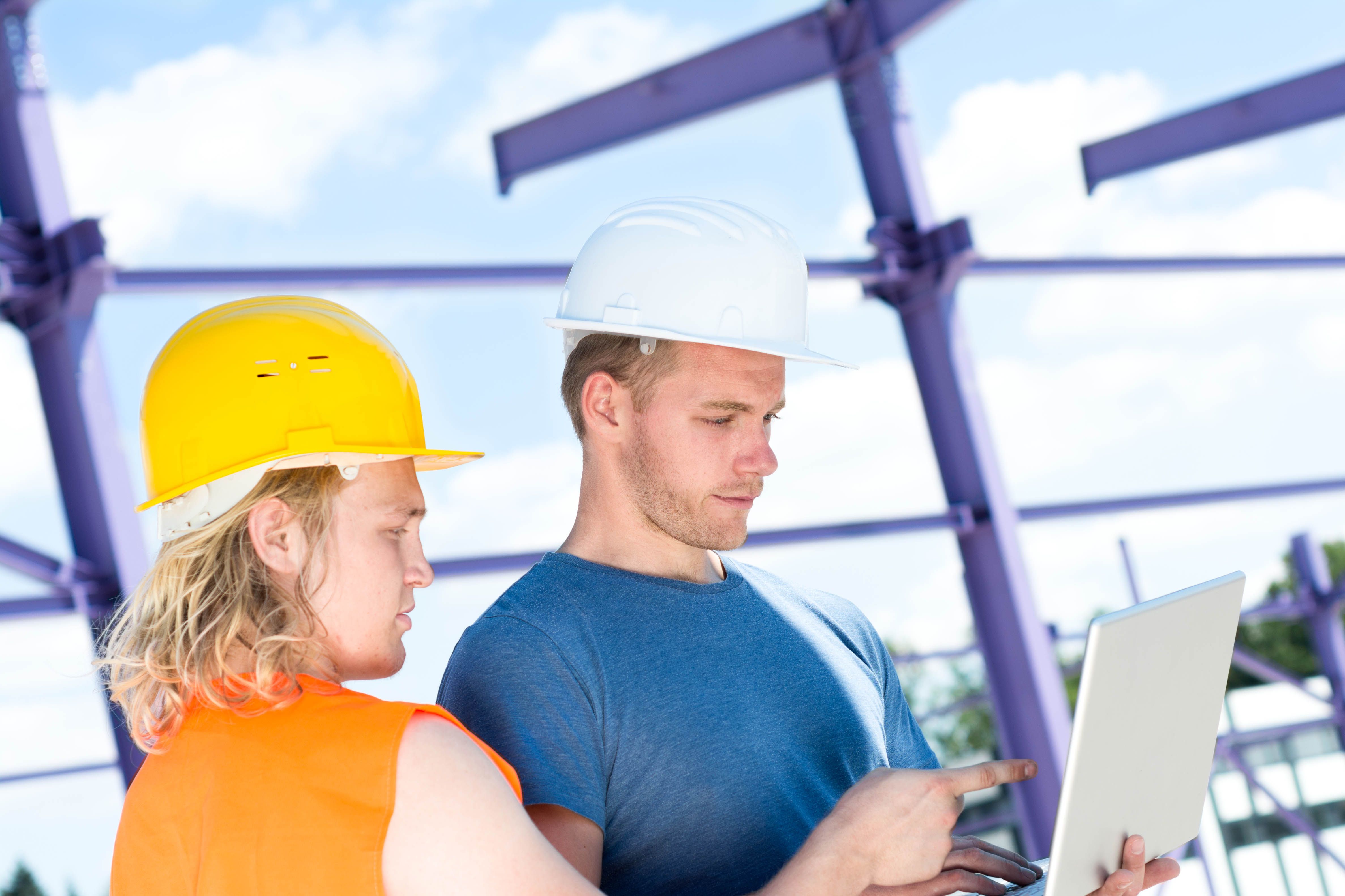 Trabalhador de Construção com computador