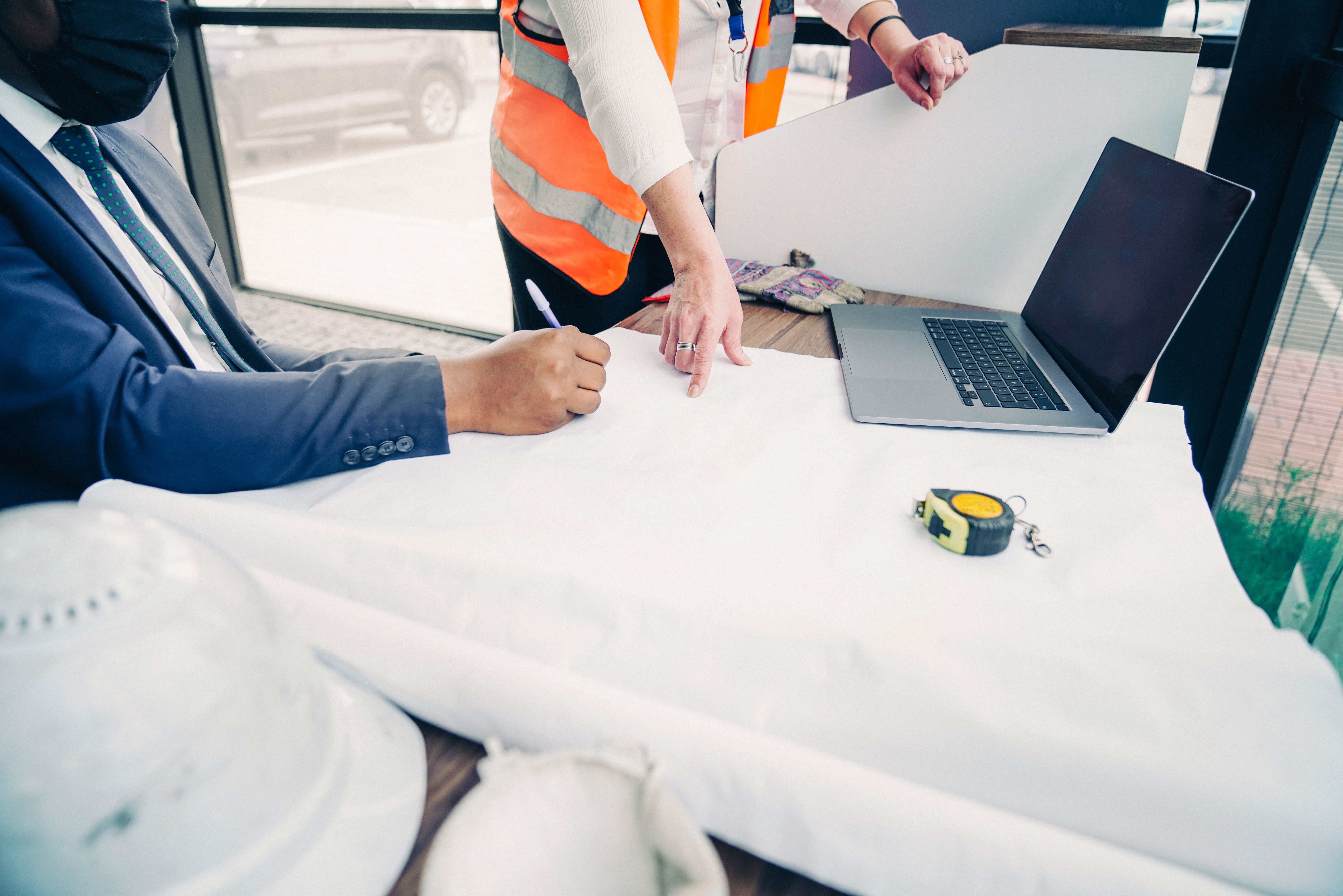 Arquiteta apontando para o papel para colega