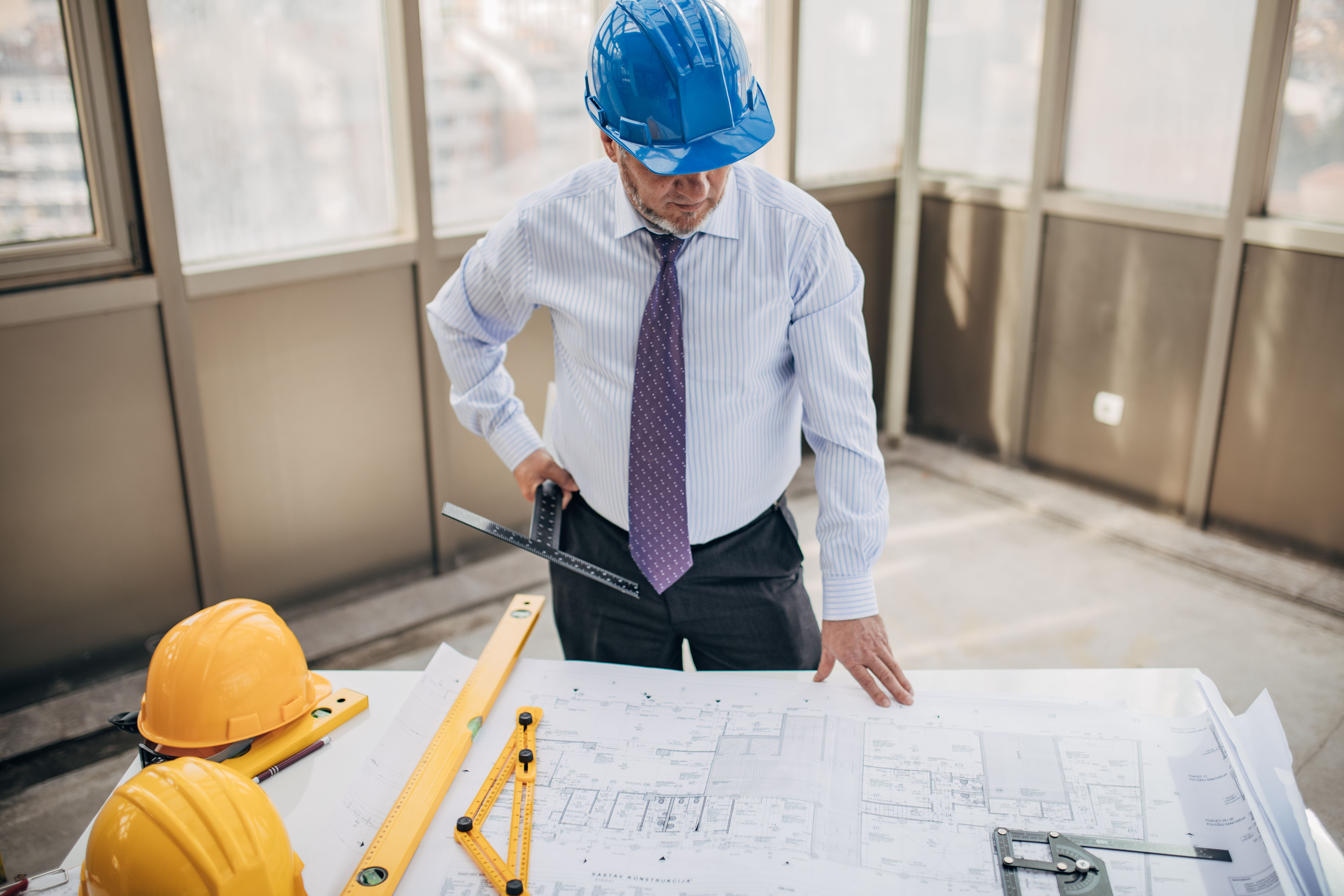 Arquiteto sênior que trabalha em projetos de construção