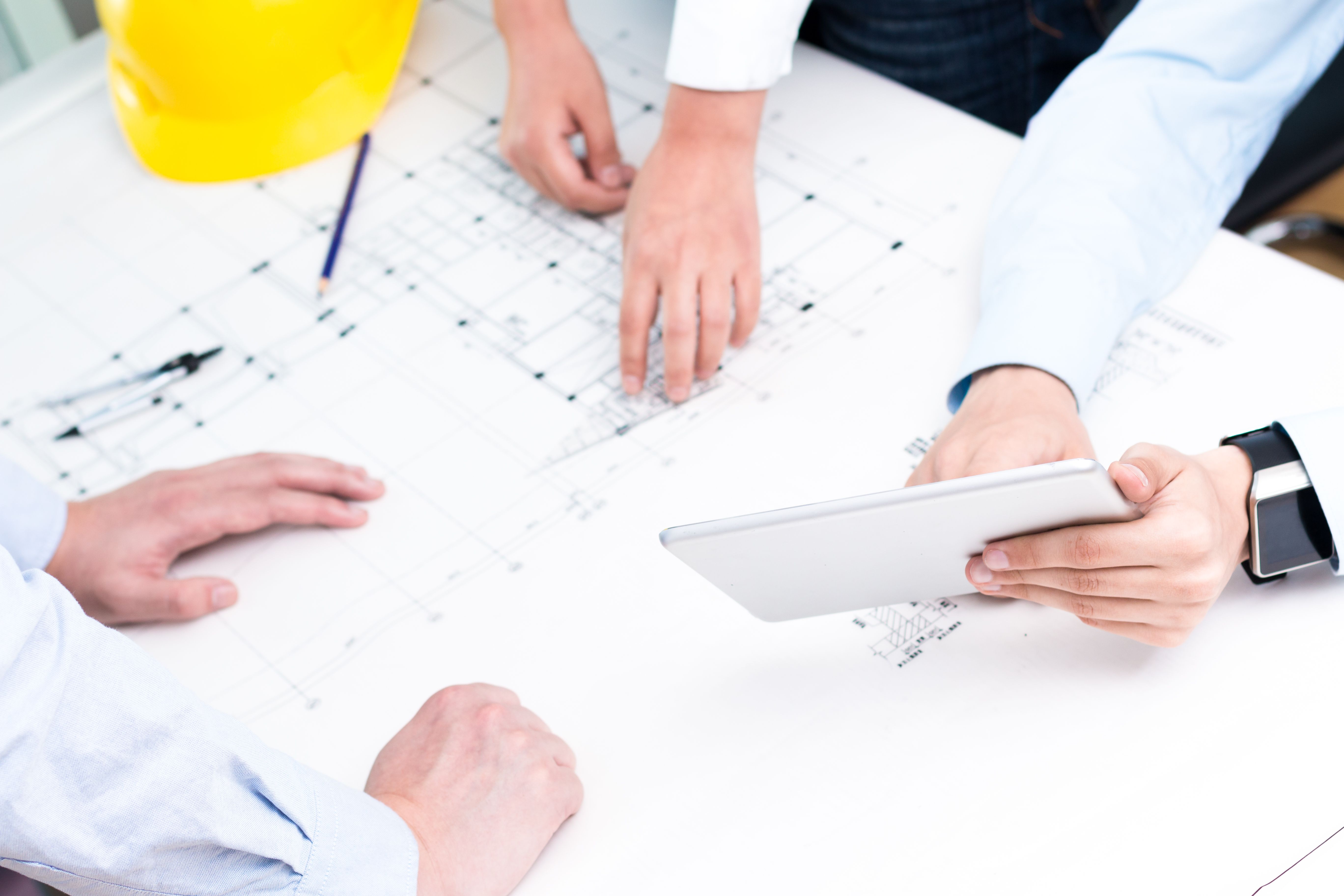 equipe de técnicos de homens discutindo o esboço no escritório moderno